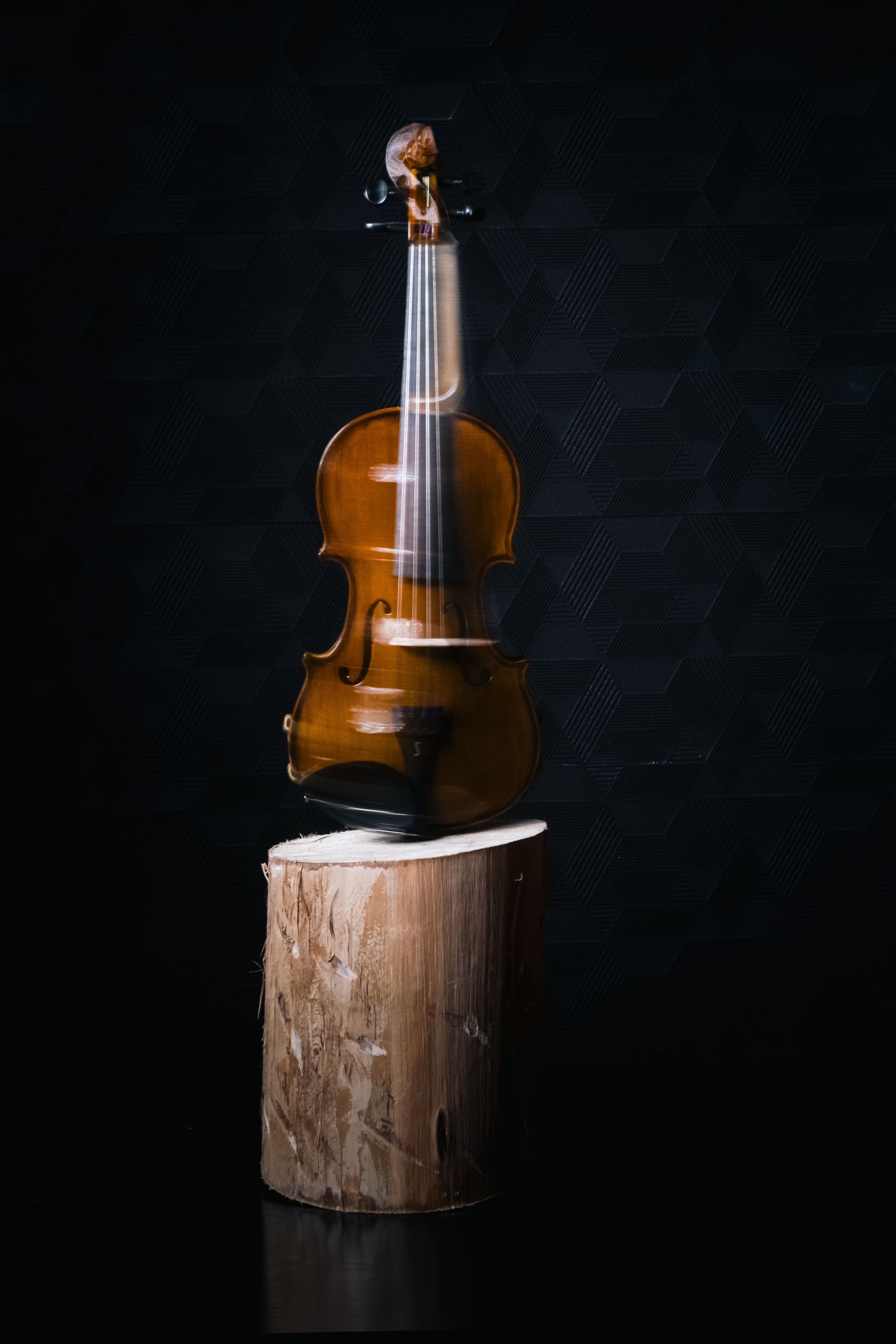 Viola de arco a girar